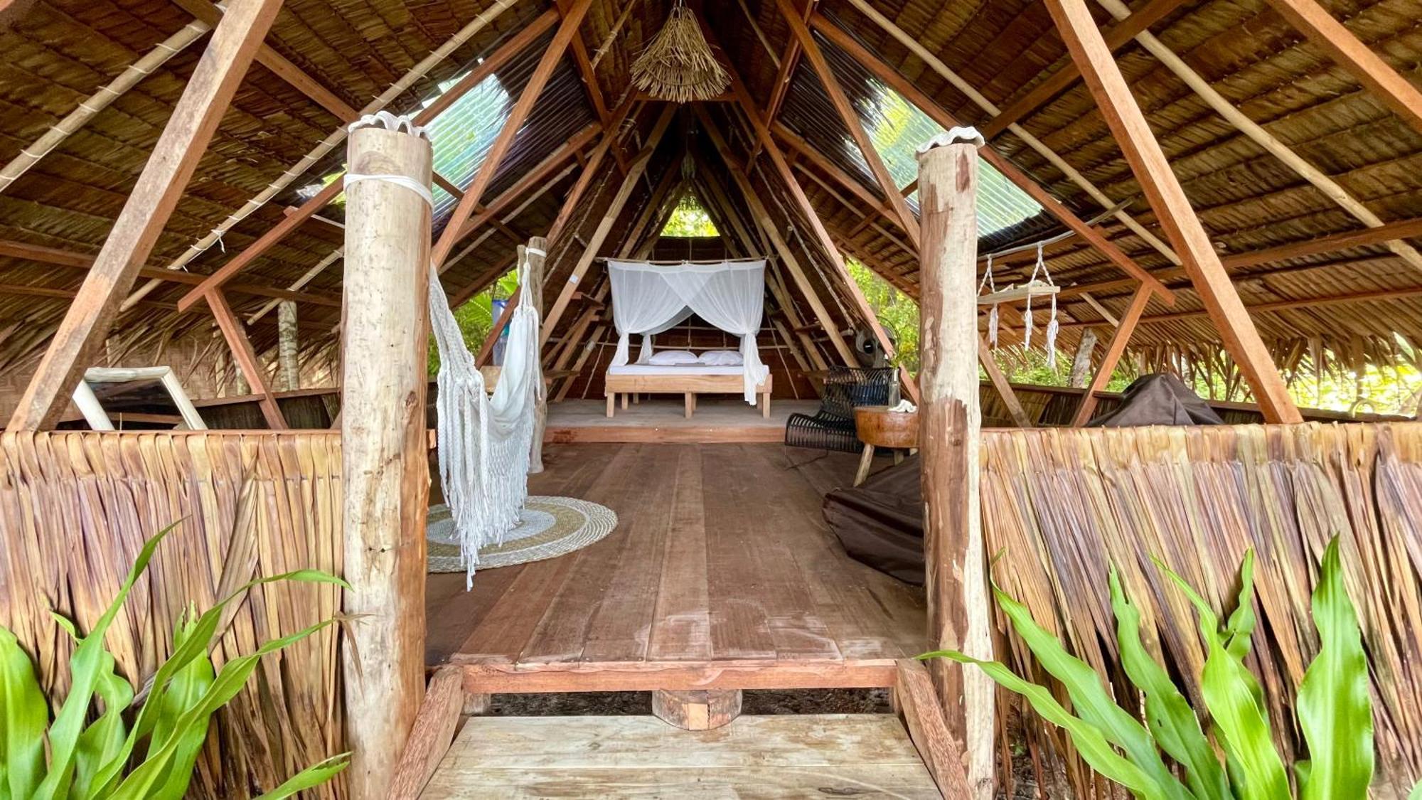 Pinang Island - Private Island Sea View Bungalows Singkil  Bilik gambar